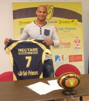 signature koffi pose avec maillot USC