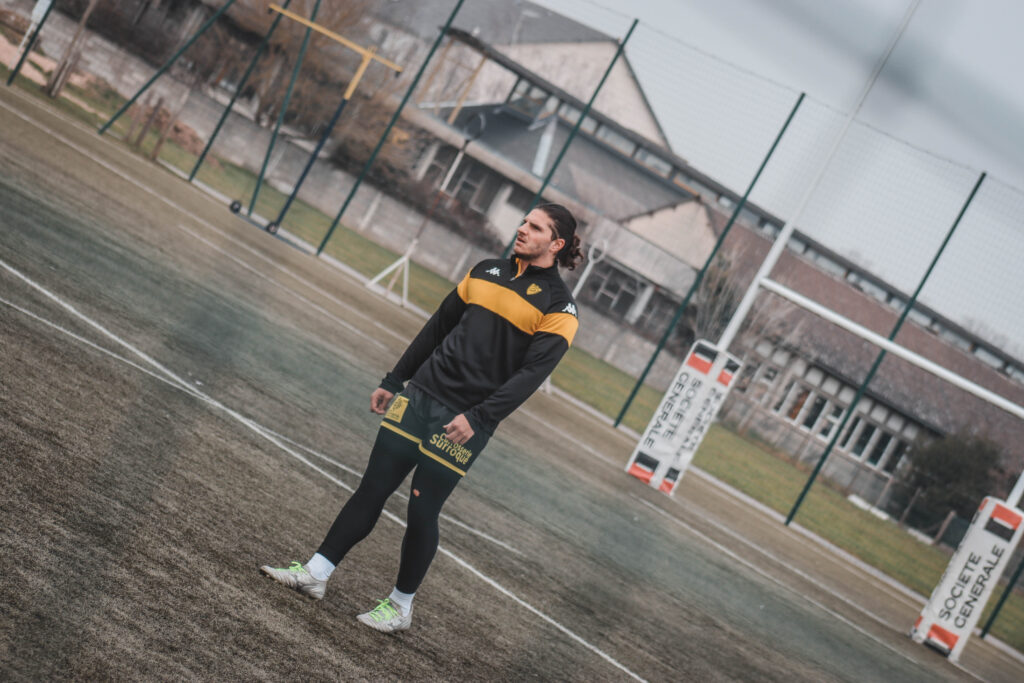 Joris Dupont sous les couleurs Carcassonnaises durant la mise en place avant le match contre Nevers.